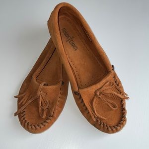 Minnetonka Women’s Suede Fringed Moccasin Loafers with Rubber soles